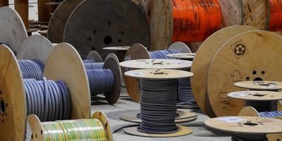Kabeltrommeln im Lager