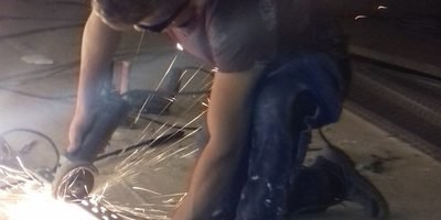 Kabelrinne wird mit dem Trennschleifer gekuerzt